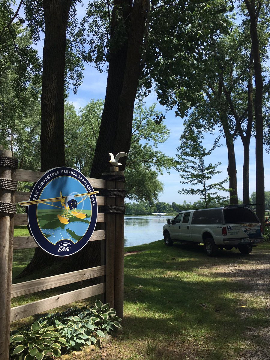 MaresTwits's tweet photo. #osh2017 #seaplanebase #beautifulday @SeaplanesOrg https://t.co/mBaKcbajHe