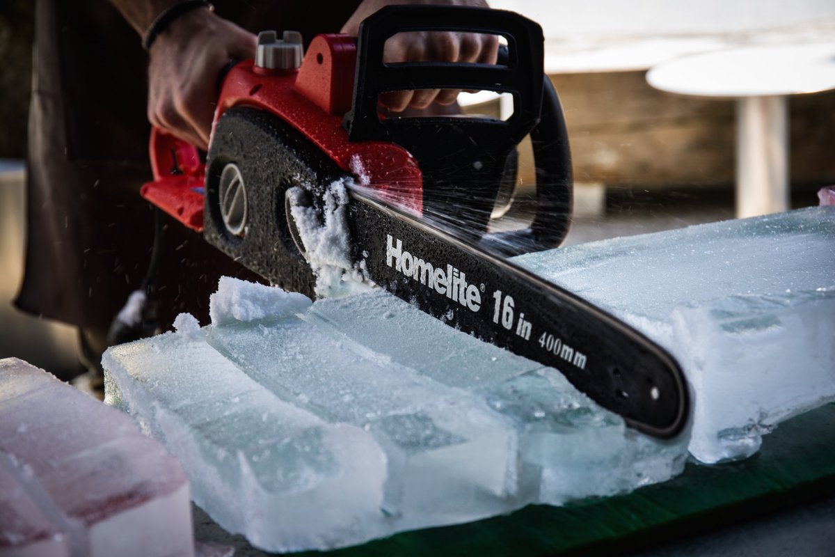 thekeeferbar's tweet image. Hot days call for ice cold drinks. 
.
.
.
#freshice #oldfashioned #negroni #iceblock #icecold #patio #keefer #vancouver