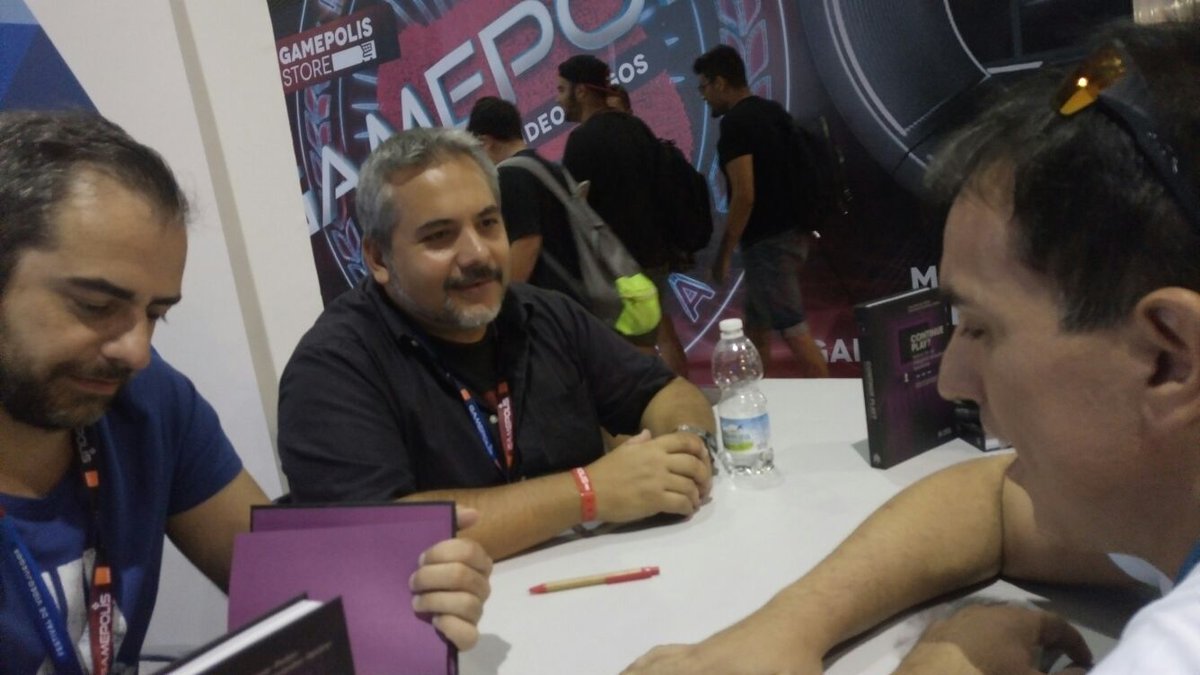 grayfox1977's tweet photo. Genial conferencia y mejor libro (firmado) #ContinuePlay? de @Metodologic y @PedjaPixeblog en #Gamepolis2K17 con @fiteblog como fotógrafo. https://t.co/QWVNd0EUHi