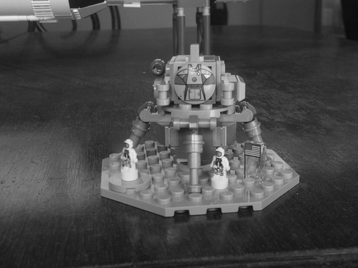 Ippocampo_'s tweet photo. "The Eagle has landed!" 1,1 m, 1969 pz, 12 buste Lego. Un Saturn V in camera aiuta a ricordarsi di cosa è capace l'umanità! 😉 https://t.co/7MKXb8Gb1W