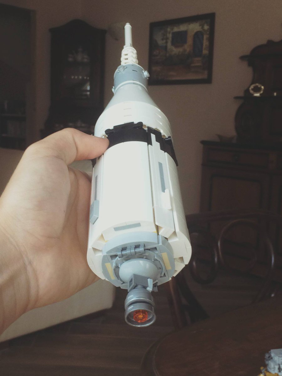 Ippocampo_'s tweet photo. "The Eagle has landed!" 1,1 m, 1969 pz, 12 buste Lego. Un Saturn V in camera aiuta a ricordarsi di cosa è capace l'umanità! 😉 https://t.co/7MKXb8Gb1W