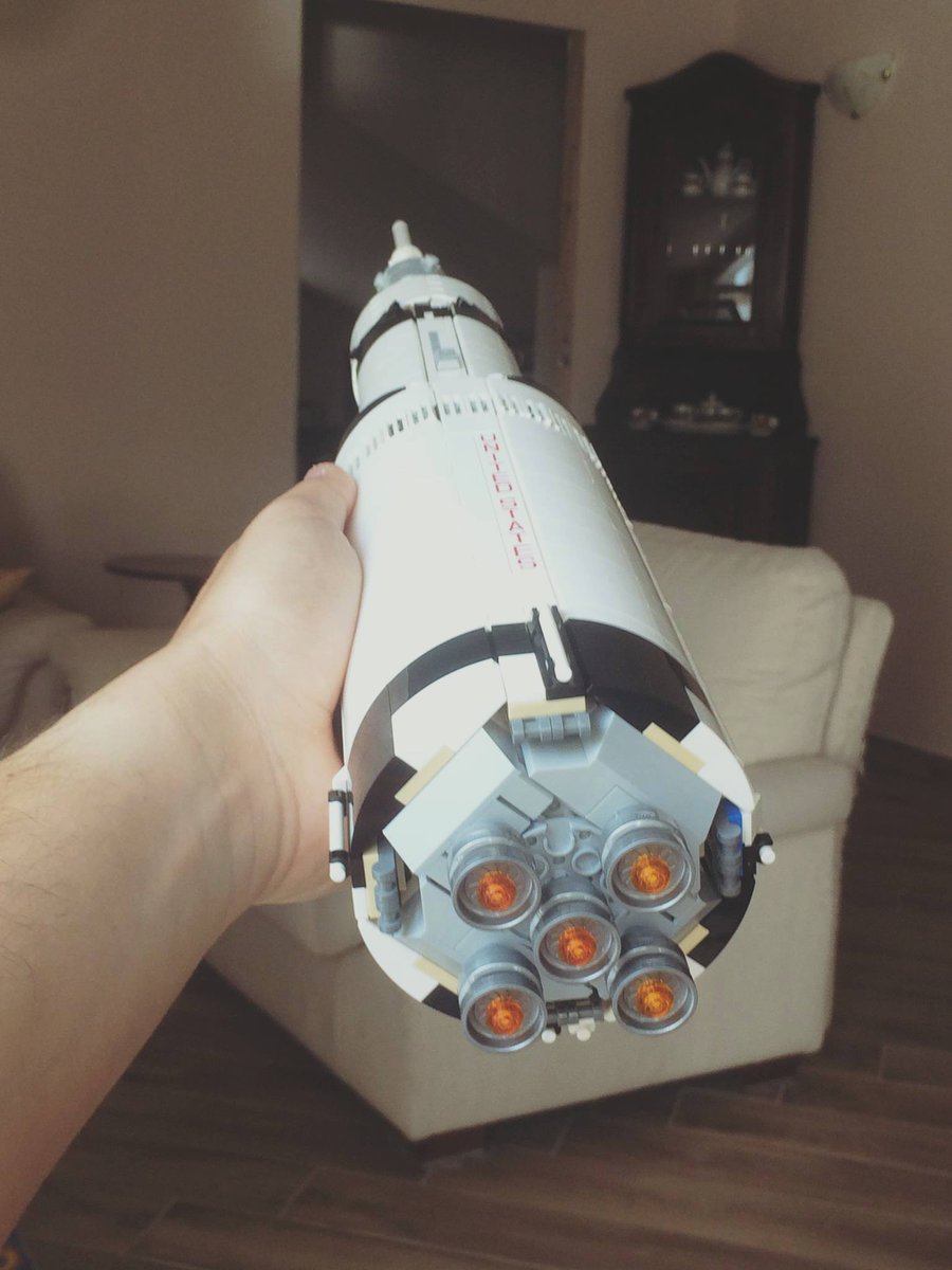 Ippocampo_'s tweet photo. "The Eagle has landed!" 1,1 m, 1969 pz, 12 buste Lego. Un Saturn V in camera aiuta a ricordarsi di cosa è capace l'umanità! 😉 https://t.co/7MKXb8Gb1W
