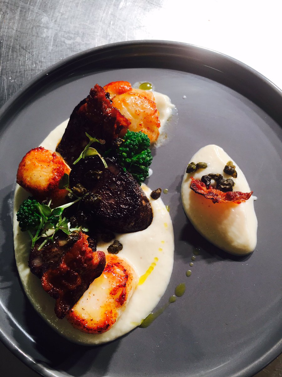simonlaw96's tweet photo. #yc2017 #scallops #blackpudding #cauliflower #freshandsimple https://t.co/WWxZ2Jx6dy