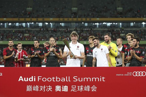 MilanUpdate's tweet photo. Dengan kemenangan 0-4 Milan berhak mendapat trophy Audi Football Summit. Selamat! https://t.co/5yESbgXyqJ