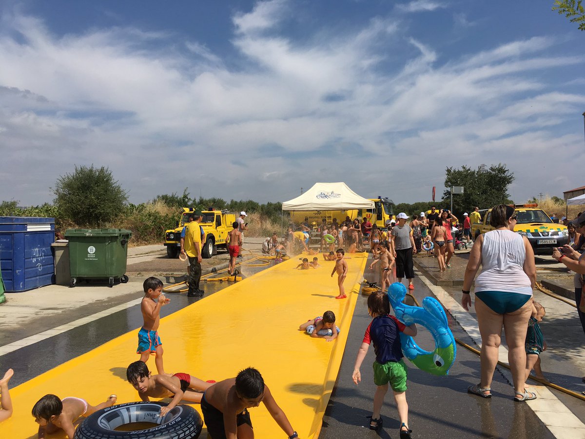 imma_ferret's tweet photo. Moltes gràcies #voluntaris #ADF un any més x les activitats refrescants i educatives d'aquest matí #FM2017  @smmonjos #etsclau #josocfesta https://t.co/4i0OkMv0he