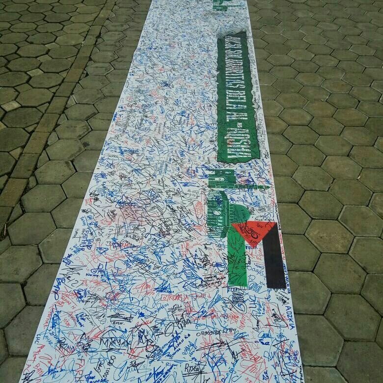 PelitaRohis's tweet photo. Bagian dari agenda Aksi Bela Al-Aqsha yaitu; Teatrikal, Tandatangan Para Peserta, dan Foto bersama.
#FreePalestine https://t.co/YVPvrtln4z