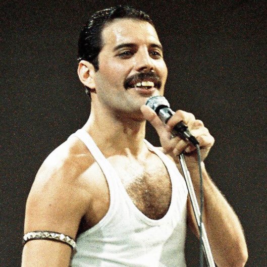maiaiaijj's tweet photo. Ditemi che non sono l'unica a notare che davide di #flight616 somiglia a Freddie Mercury https://t.co/wj274XjXym