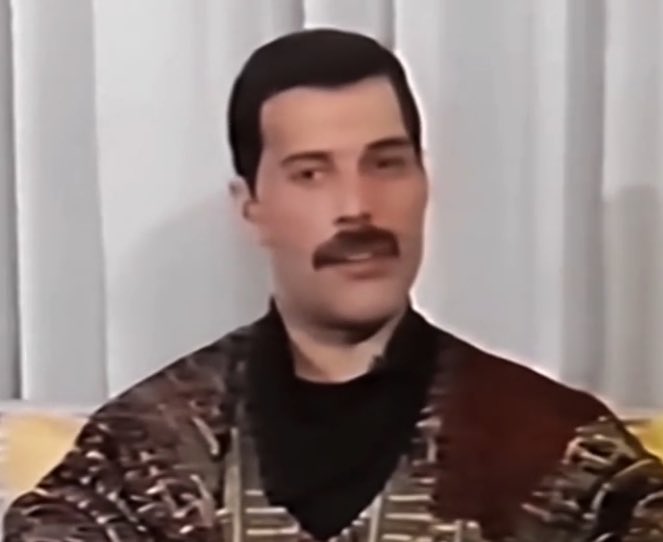 maiaiaijj's tweet photo. Ditemi che non sono l'unica a notare che davide di #flight616 somiglia a Freddie Mercury https://t.co/wj274XjXym