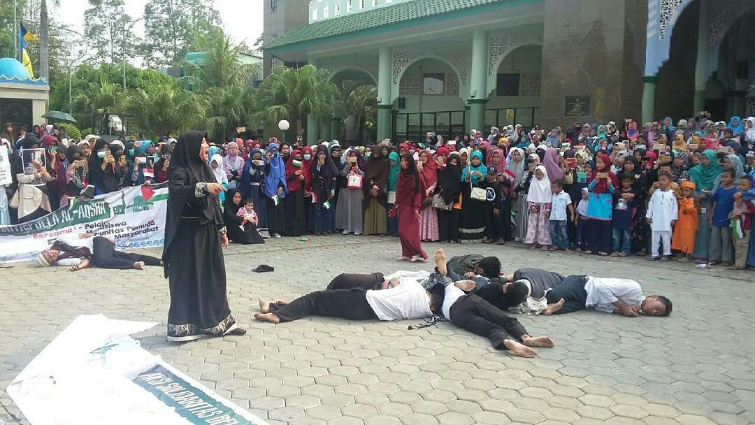 PelitaRohis's tweet photo. Bagian dari agenda Aksi Bela Al-Aqsha yaitu; Teatrikal, Tandatangan Para Peserta, dan Foto bersama.
#FreePalestine https://t.co/YVPvrtln4z
