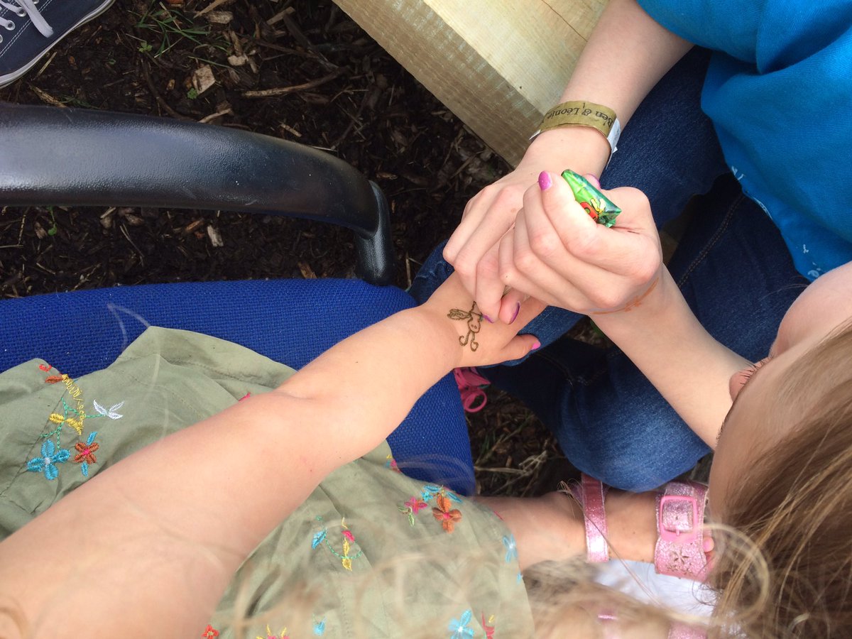 The daughter getting her 1st tat <a href="/HulmeCgardenC/">Hulme Community Garden Centre</a> as part of #hulmeiswheretheartis @FCFCG