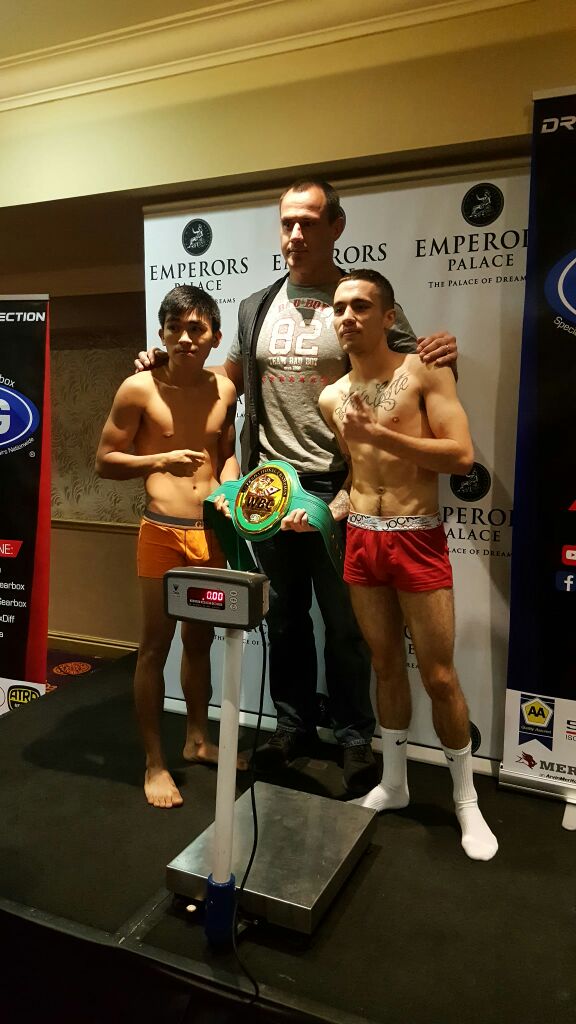 Both @DeejayKriel1 and Dexter Alimento made weight for their title fight tomorrow for <a href="/GoldenGlovesSA/">Rodney Berman</a>. #Boxing