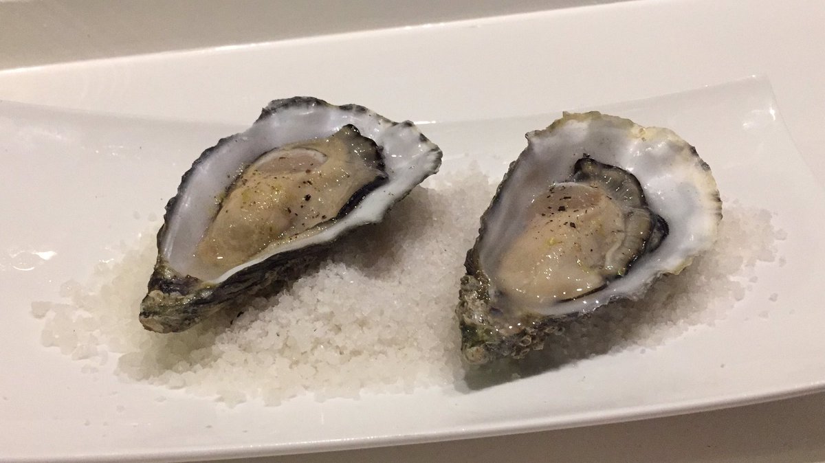 Caruioli's tweet photo. Que manjar, que placer, que maravilla!!! Ostras ahumadas!!! 😍😍 @chefdelmar @TabernaM 👏👏 https://t.co/kH1fqxpz1v