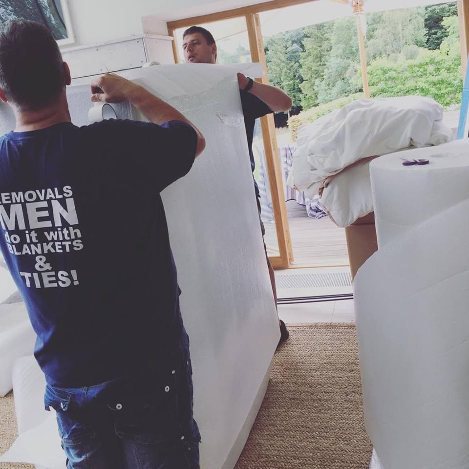 OxonRemovalMan's tweet image. #exportwrapping #export #gentlevanremovals #oxonremovals #banburyremovals #packing #packingup #oxon #oxfordshire #sibfordgower #bicester