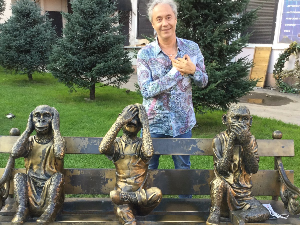 Sibirya'nın Irkutsk kentindeki parkta 3 duyarsız maymun heykeline rastlayınca günümüz 4.sünün nasıl kalbini kapattığını göstermek istedim😉