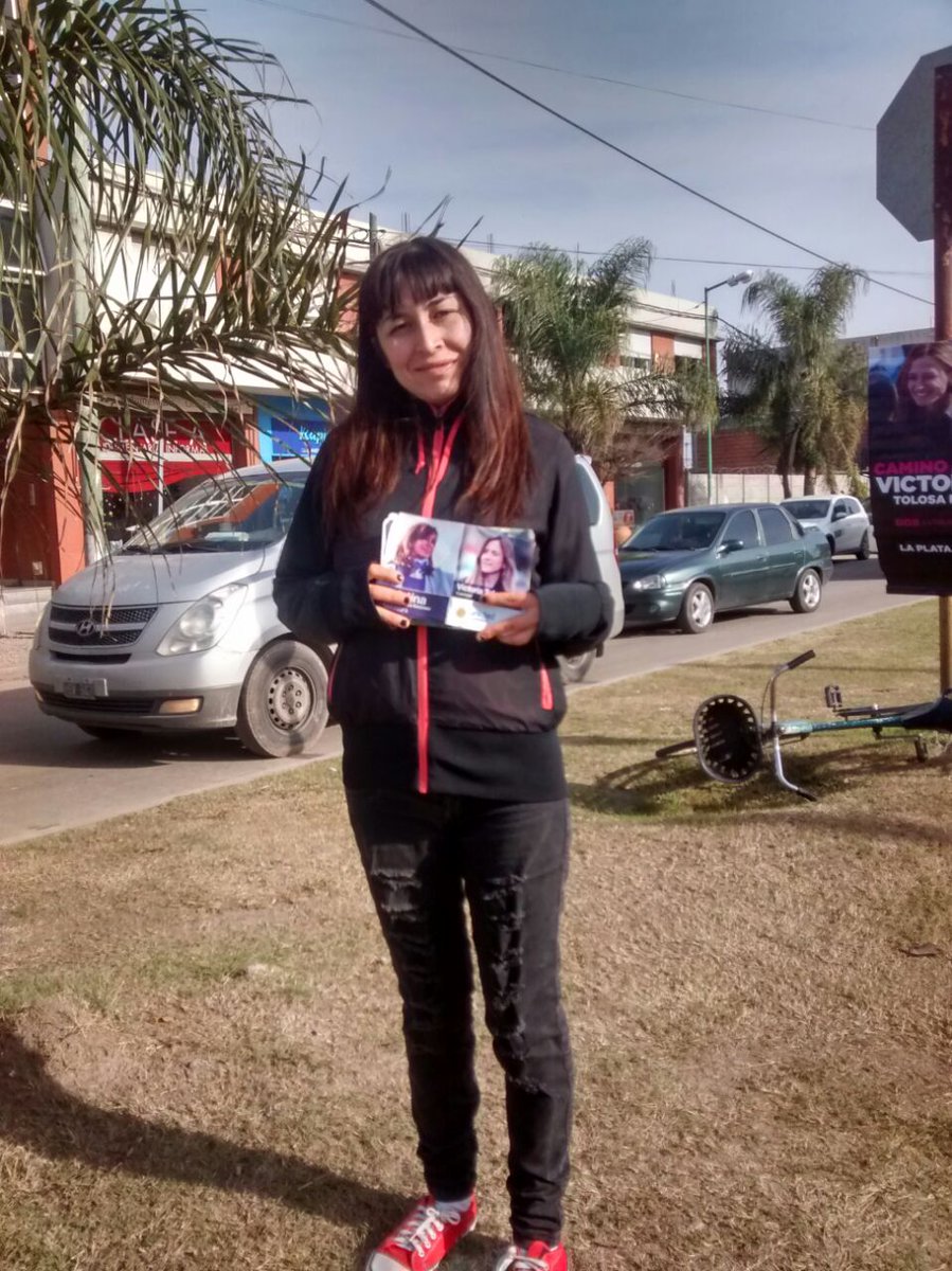 vtolosapaz's tweet photo. Sábado a la mañana y comenzamos el bajo puerta en los barrios de la ciudad #Olmos #Abasto #VillaElisa #Av520, todos por la #UnidadCiudadana☀ https://t.co/kxGOr1opxg