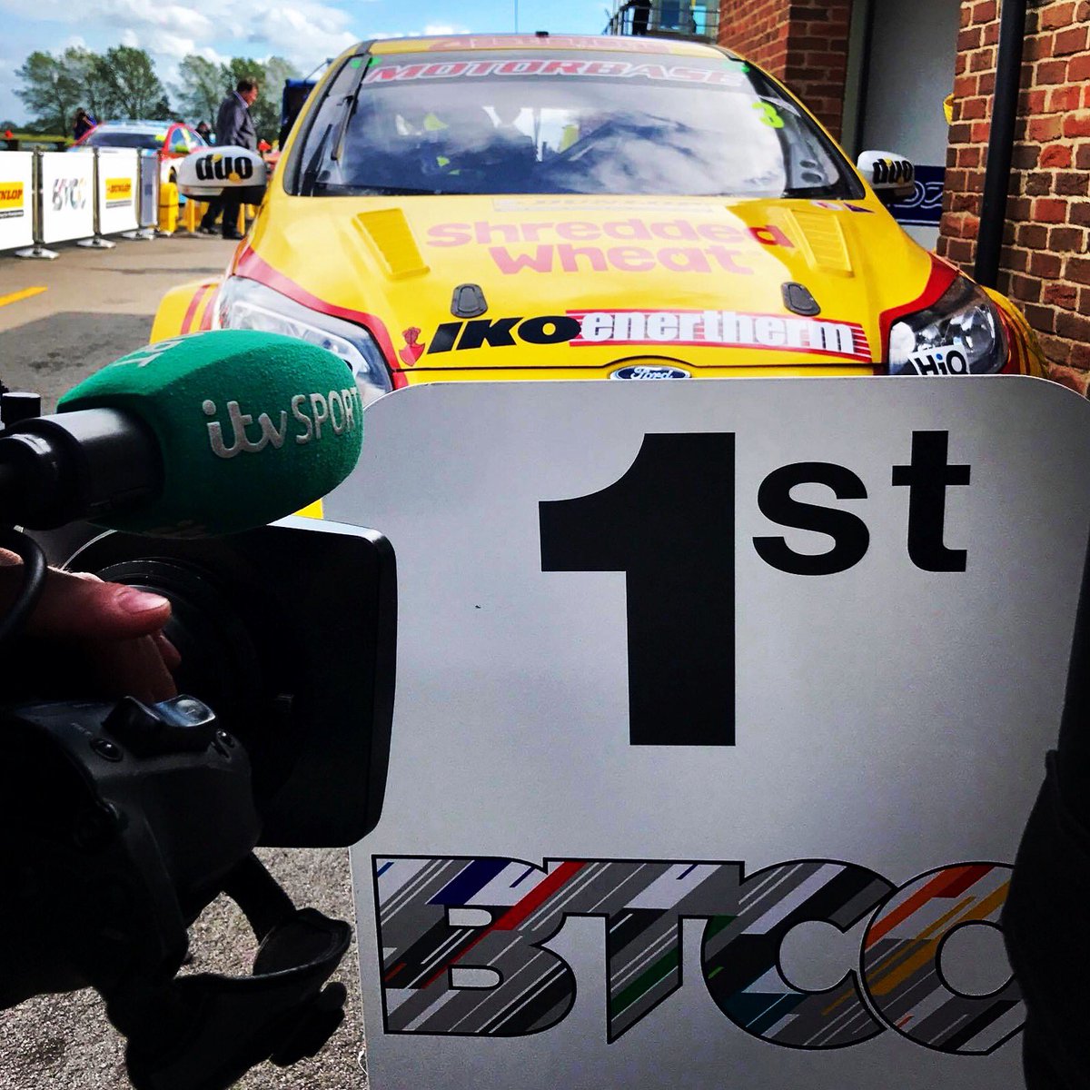 1 week to go...#BTCCisComing <a href="/SnettertonMSV/">Snetterton Circuit</a> live on @ITV4 be there! 😉🙌❤️💛🏆🏁#shredded #imwithmotorbase #btcc