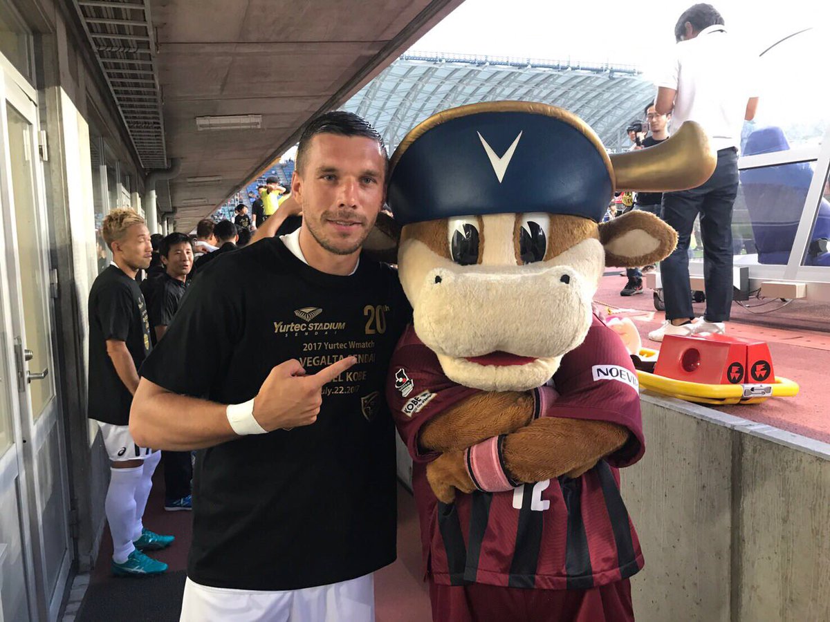 Podolski10's tweet photo. #KobeRind 😉⚽️👌🏻 #poldi https://t.co/efVTWQ9MVq