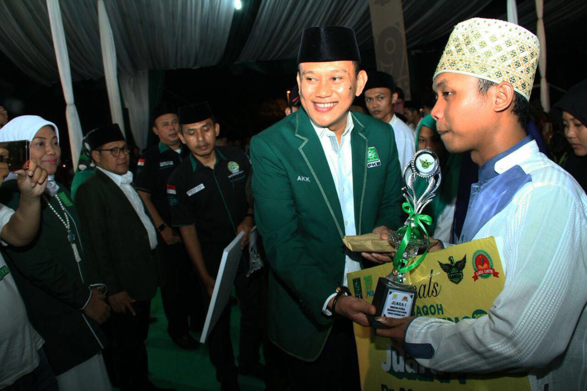Lee_Hasyiem's tweet photo. Sekjen @DPP_PKB Bapak @Kadir_Karding menyerahkan langsung hadiah ke pemenang #KitabKuningPKB #Harlah19PKB di @FPKBJateng @PKBTV https://t.co/ppxO9J6cKB