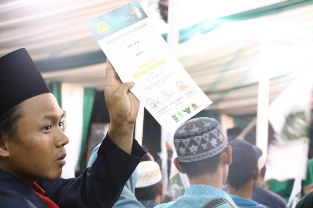 Lee_Hasyiem's tweet photo. Salah satu peserta finalis #KitabKuningPKB Menunjukkan sertifikat penghargaan sebagai finalis
#Harlah19PKB
@PKBTV @DPP_PKB https://t.co/VneVMwUGWa