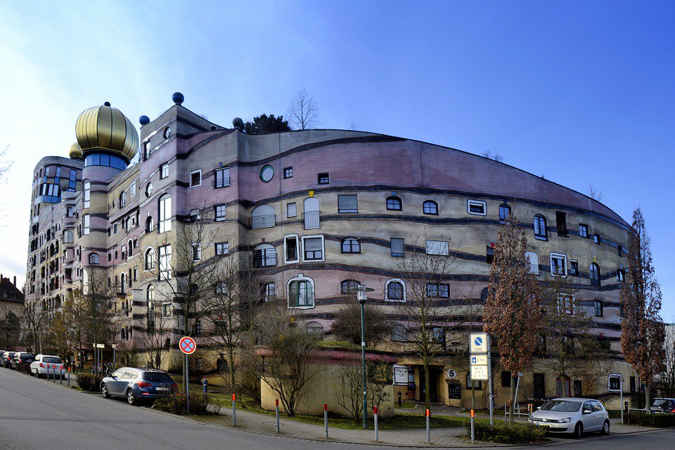 Der typische Architekturstil des Künstlers und Architekten Friedensreich #Hundertwasser ist weltweit bekannt: Er mochte keine geraden Linien