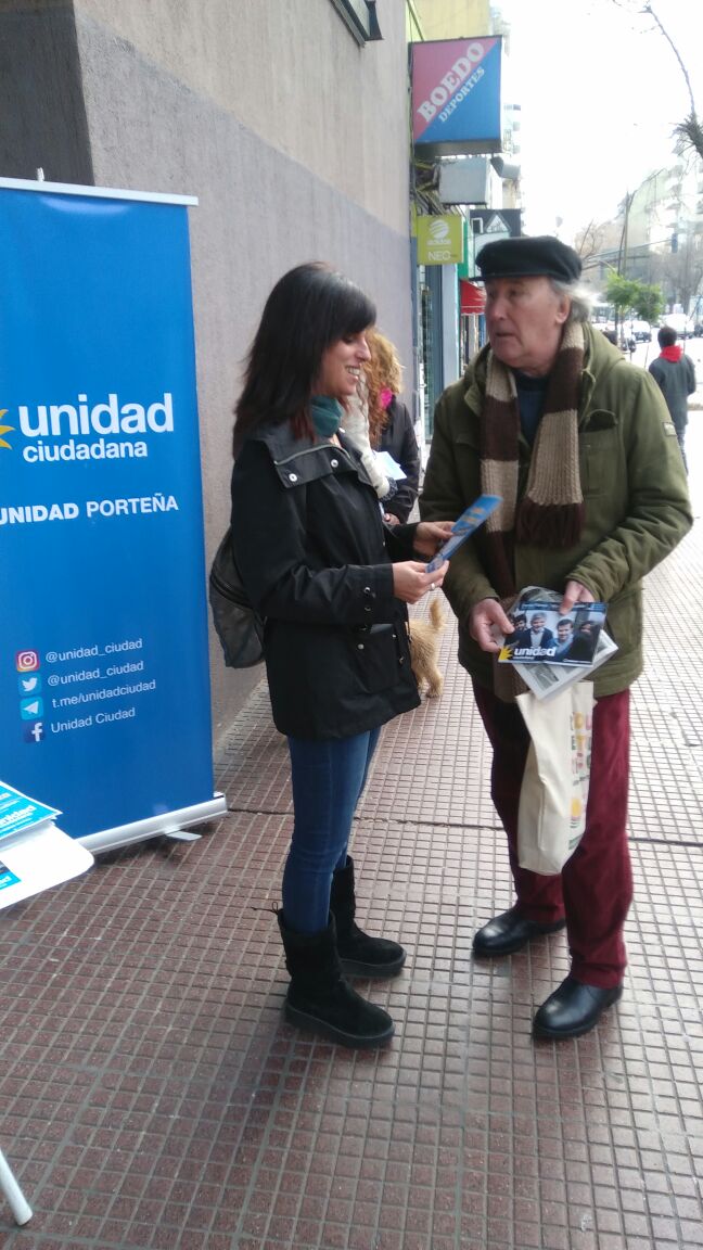ReinaMomooo's tweet photo. Atención Boedo! En el barrio junto a la compañera @lpokoik  por la #UnidadPorteña https://t.co/HbKtvACGs4