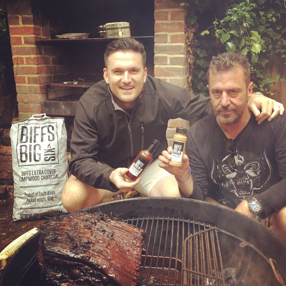 GraemeSmith49's tweet photo. . @BiffsBig6 working magic in London, man in charge is focussed @PMDLondon #biffsbig6 #braai #smoked #porkshoulder #biffveldmix https://t.co/lMeyprOjI2
