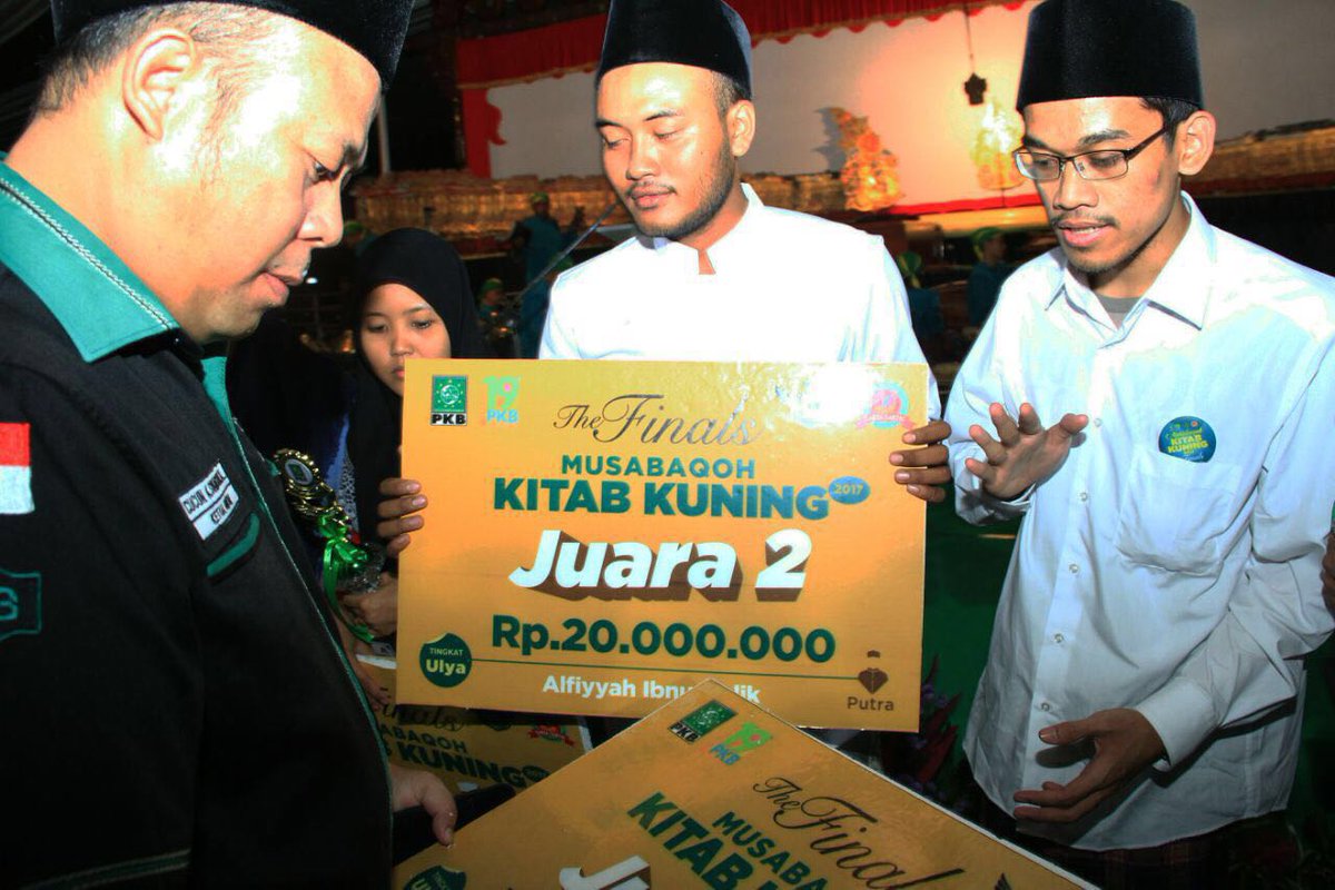 Lee_Hasyiem's tweet photo. Ketua @dkngardabangsa Bapak @CucunA44 menyerahkan hadiah ke juara #KitabKuningPKB
#Harlah19PKB
@DPP_PKB @PKBTV https://t.co/sv0sBx20Ic