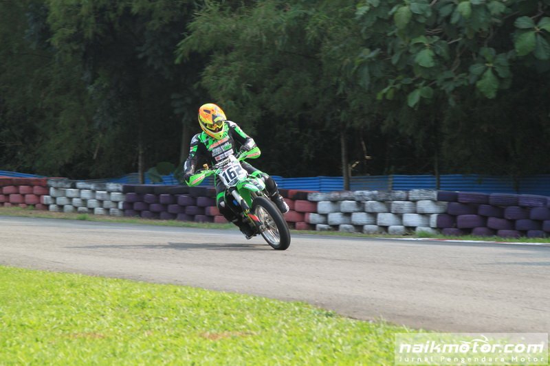 NaikMotor_ID's tweet photo. Hasil QTT Kejurnas Supermoto Sentul ISC 2017, Dominasi Farhan Hendro https://t.co/FDi19rR2RW https://t.co/AFneYnDioe