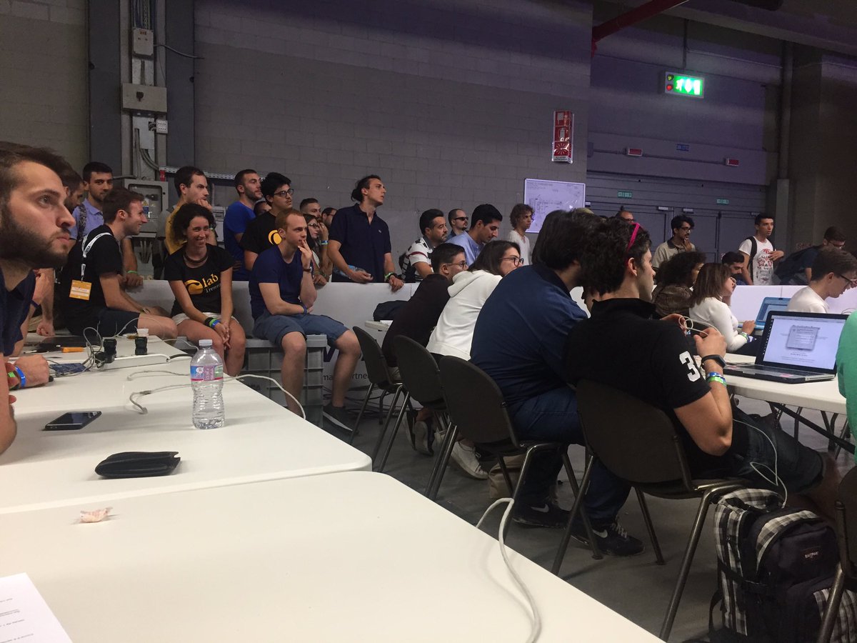 Come sempre <a href="/5anatre/">Augusto Coppola</a> conquista il pubblico ed insegna a fare #pitch seri ai neo startupper #CampusParty2017 #pitchcompetition