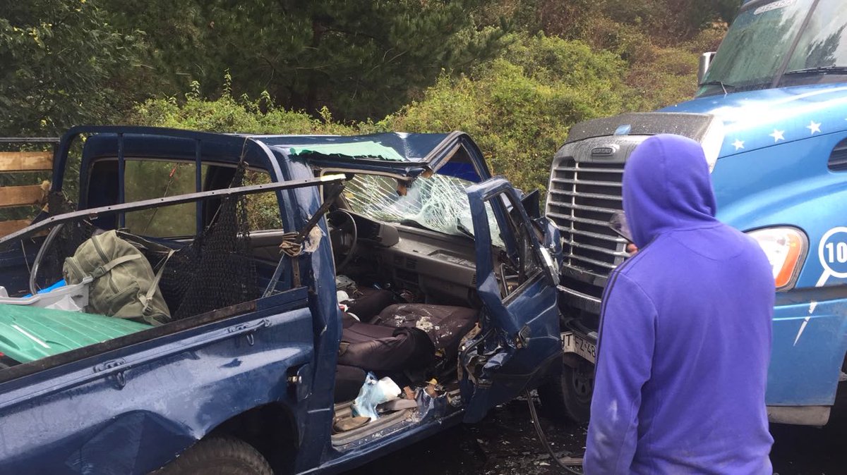 ICEBiobio's tweet photo. #Ahora Carro de rescate de Bomberos de #Penco sufre colisión con camioneta mientra se dirigía a accidente, camioneta impacto con camión. https://t.co/dTXVh8czXF