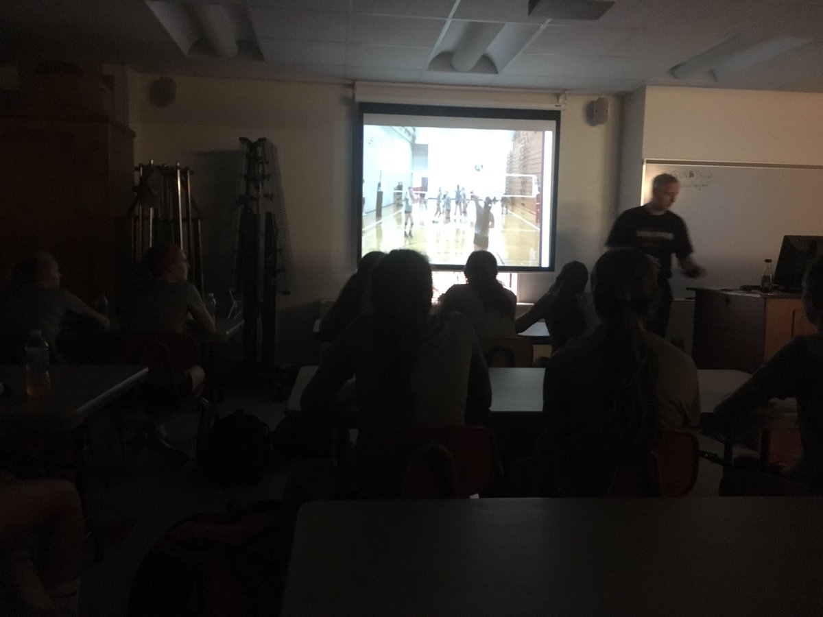 firelandsvb's tweet photo. Film session with YSU coach π
#YSUVBTC2 @YSUVolleyball https://t.co/2SHNhyk2AT