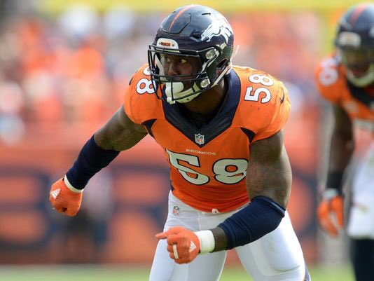 domprokos's tweet photo. @EAMaddenNFL  @EASPORTS   Ive been asking since 2007 for you guys to bring this mouth guard back in madden.  @VonMiller tell em! https://t.co/mA6r6KFti1