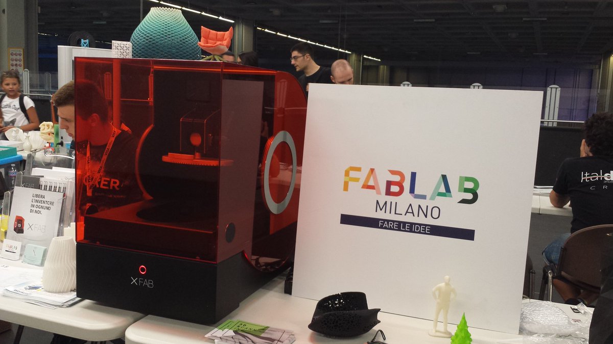 PixelFlood_it's tweet photo. @PixelFlood_it fa un giretto tra le stampanti 3D con #3DCreative #FabLabMilano e #MakeInProgress! #CPIT1 #Gaming #IndieGame #IndieDev https://t.co/yvd6m4LtHF