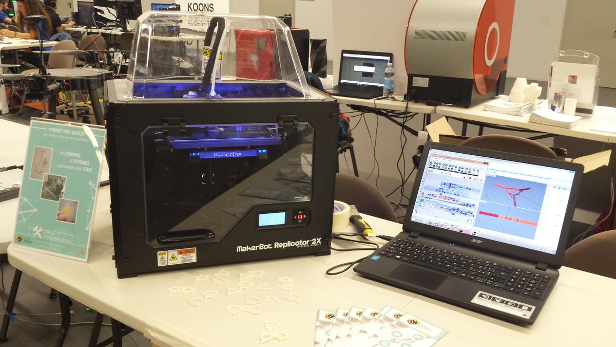 PixelFlood_it's tweet photo. @PixelFlood_it fa un giretto tra le stampanti 3D con #3DCreative #FabLabMilano e #MakeInProgress! #CPIT1 #Gaming #IndieGame #IndieDev https://t.co/yvd6m4LtHF