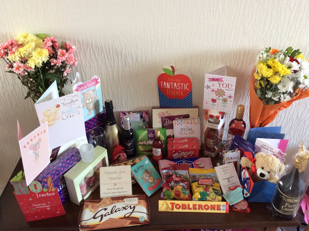 TheParksY3class's tweet photo. Thank you all for these lovely gifts! It's been a pleasure to teach such an amazing class. We've all grown together💚 https://t.co/1aqFtCPUh7