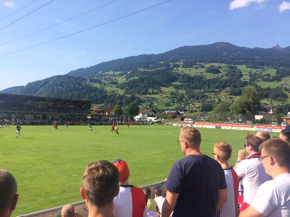 DimitriKoopman's tweet image. Ja, ik heb wel eens onder slechtere omstandigheden naar een potje voetballen gekeken. #scffey