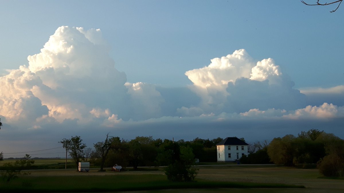 sshiels's tweet photo. No storm or rain in Abernethy last night, but great view of what went north of us! #gettingdry #skstorm https://t.co/uL4cbMqv1c