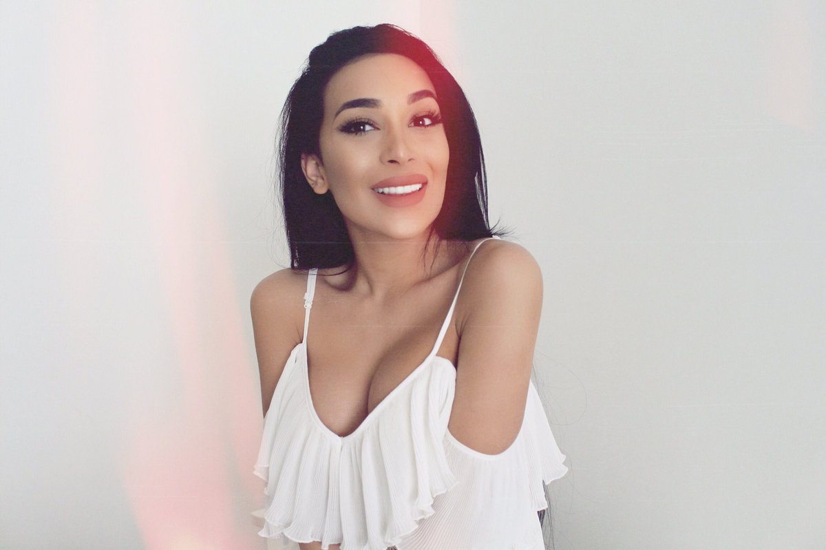 pintsizedfash's tweet photo. Lailli's updated make up routine is now on https://t.co/tRGJzDdK1M - Hit that 🔔 to be notified every time a new video drops. https://t.co/raPeoDaLE3