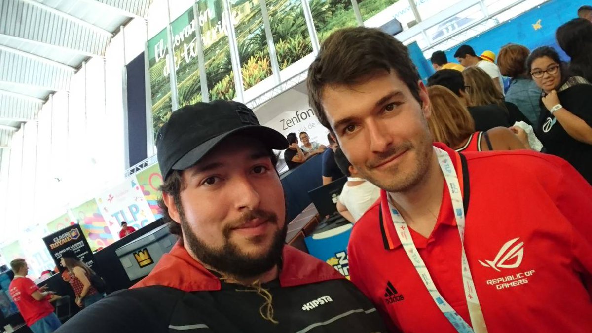 Ignaciochuecos's tweet photo. Y como ya es tradición #TLP2016 #GAMERGY #SUPERLIGAORANGE y ahora #TLP2017 la Foto con @motroco https://t.co/RRot2yRmQk