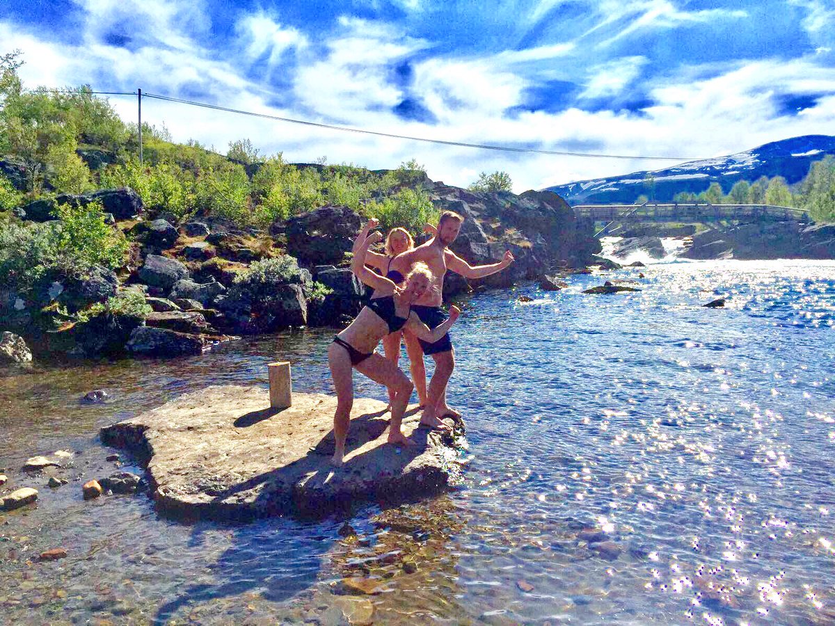 Efter 7 timmars vandring blev det bad i 13-gradig fors! Värt! #besseggen