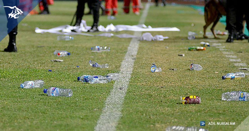 simamaung's tweet photo. Persija Mengutuk Keras 'Hujan Botol' Dalam El Classico | Link: https://t.co/ojo7WFLxGJ https://t.co/hFZ61Z0lov