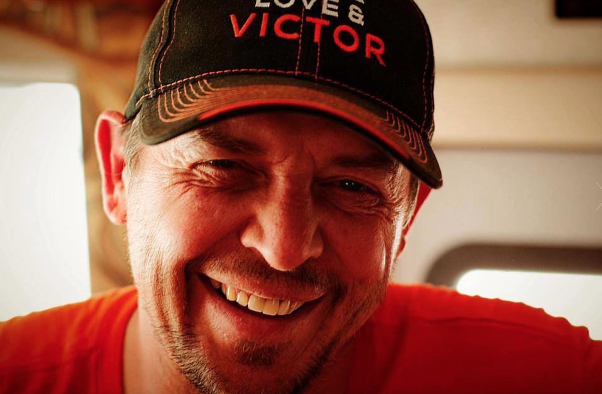 victorthefrog's tweet photo. #Regina - @TheoFleury14 + #VictorWalk come to you today at 4pm at @conexusartscntr https://t.co/PXTA4hDHD0 #YQR https://t.co/ReyXtOT556