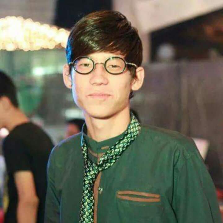 sh33hXad's tweet photo. #NewProfilePic
Chinese Eyes 👀 Japani Face 😊 BrovVn Hair 👦 Smart Glasses 😍 https://t.co/OL9cmLPlwN