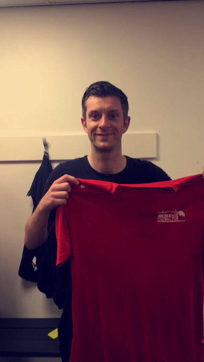 Signing on again one of the old guard Paul 'pencil' Munro ready for another season #DunedinAthletic ❤⚽️