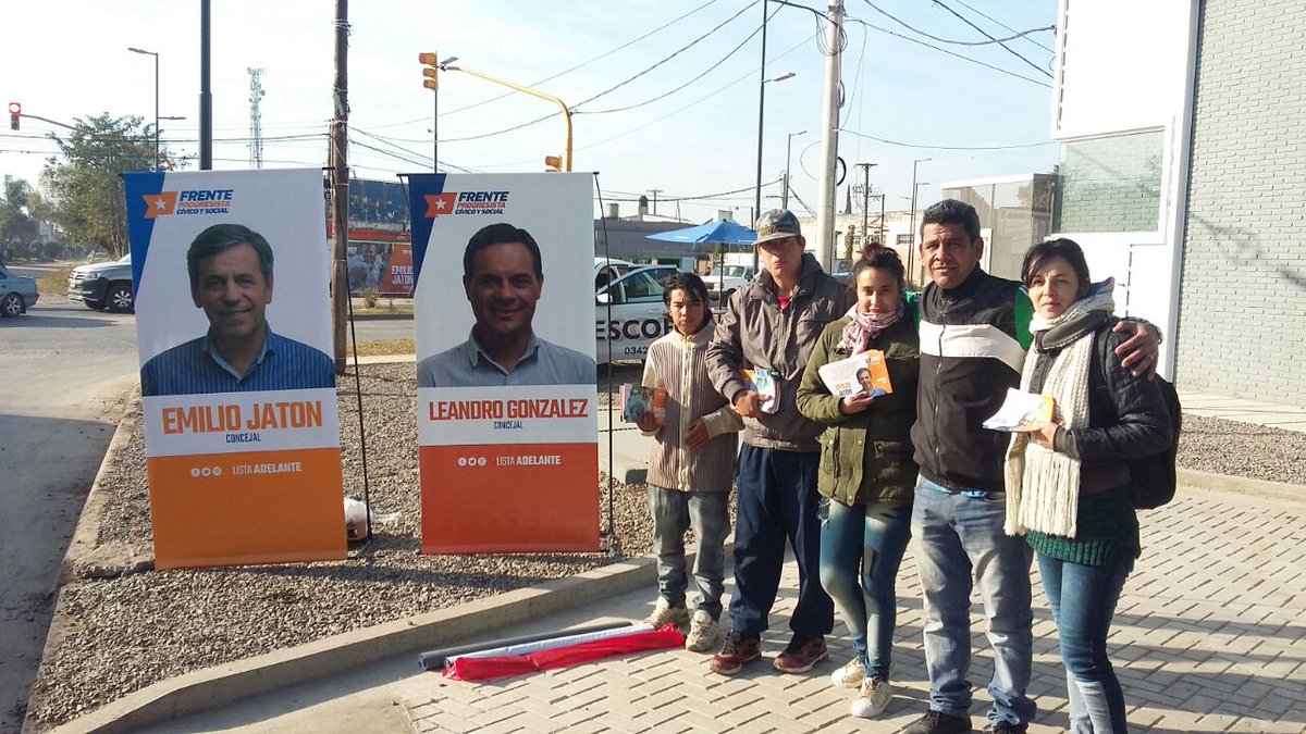 LeacGonzalez's tweet photo. Estamos en las calles charlando con los vecinos de las prioridades de la ciudad y las propuestas que tenemos junto a @EmilioJaton. #Adelante https://t.co/bshYQKZ9Ds