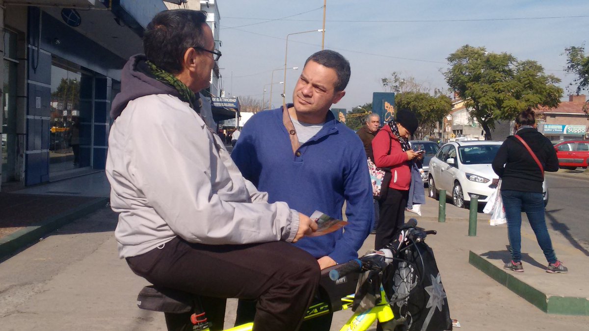 LeacGonzalez's tweet photo. Estamos en las calles charlando con los vecinos de las prioridades de la ciudad y las propuestas que tenemos junto a @EmilioJaton. #Adelante https://t.co/bshYQKZ9Ds