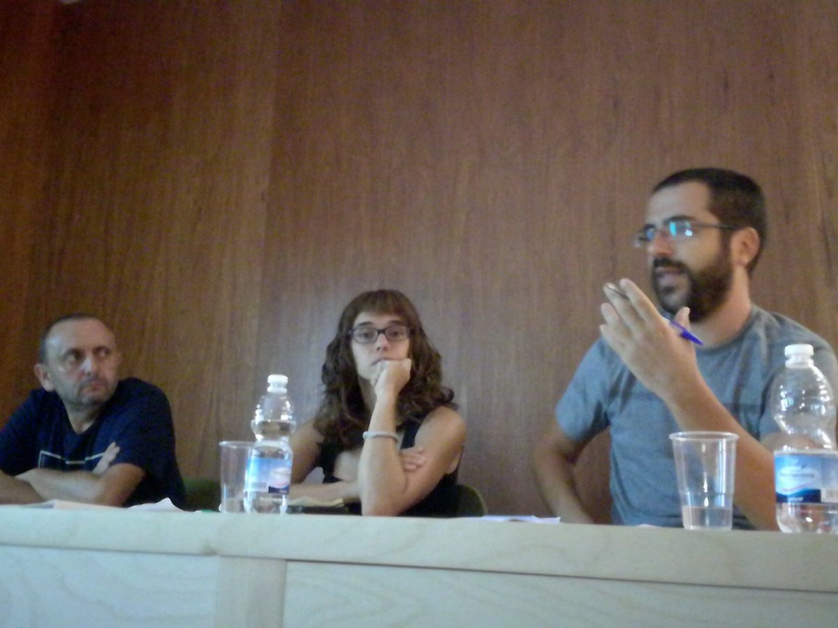 MediterraniaEsc's tweet photo. Parlem de premsa, comunicació política i sistema mediàtic valencià amb amb @QuicoArabi, @raqandu i @JoanCanela. 
#EscolaMediterrània https://t.co/scPMSSxlMU