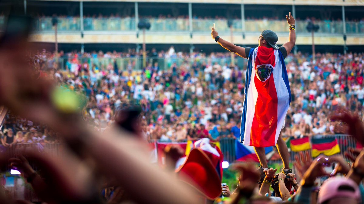 PrestemeunRojo's tweet photo. La bandera más linda del mundo en @tomorrowland 🇨🇷😍 https://t.co/RZ3K6xTGh2