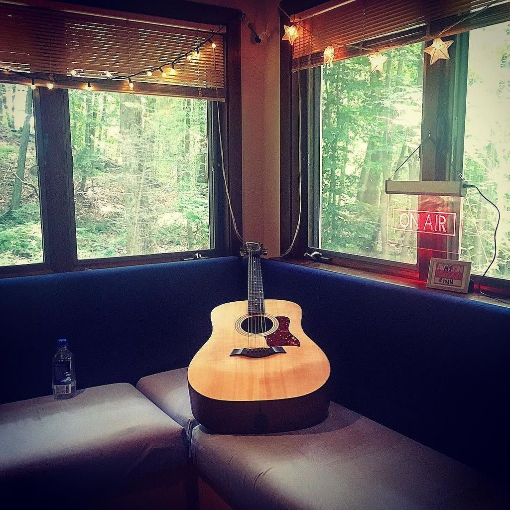 Almost_July's tweet image. Office space 🚀 #writing #songs #songwriter #taylorguitars ift.tt/2eDPwHz