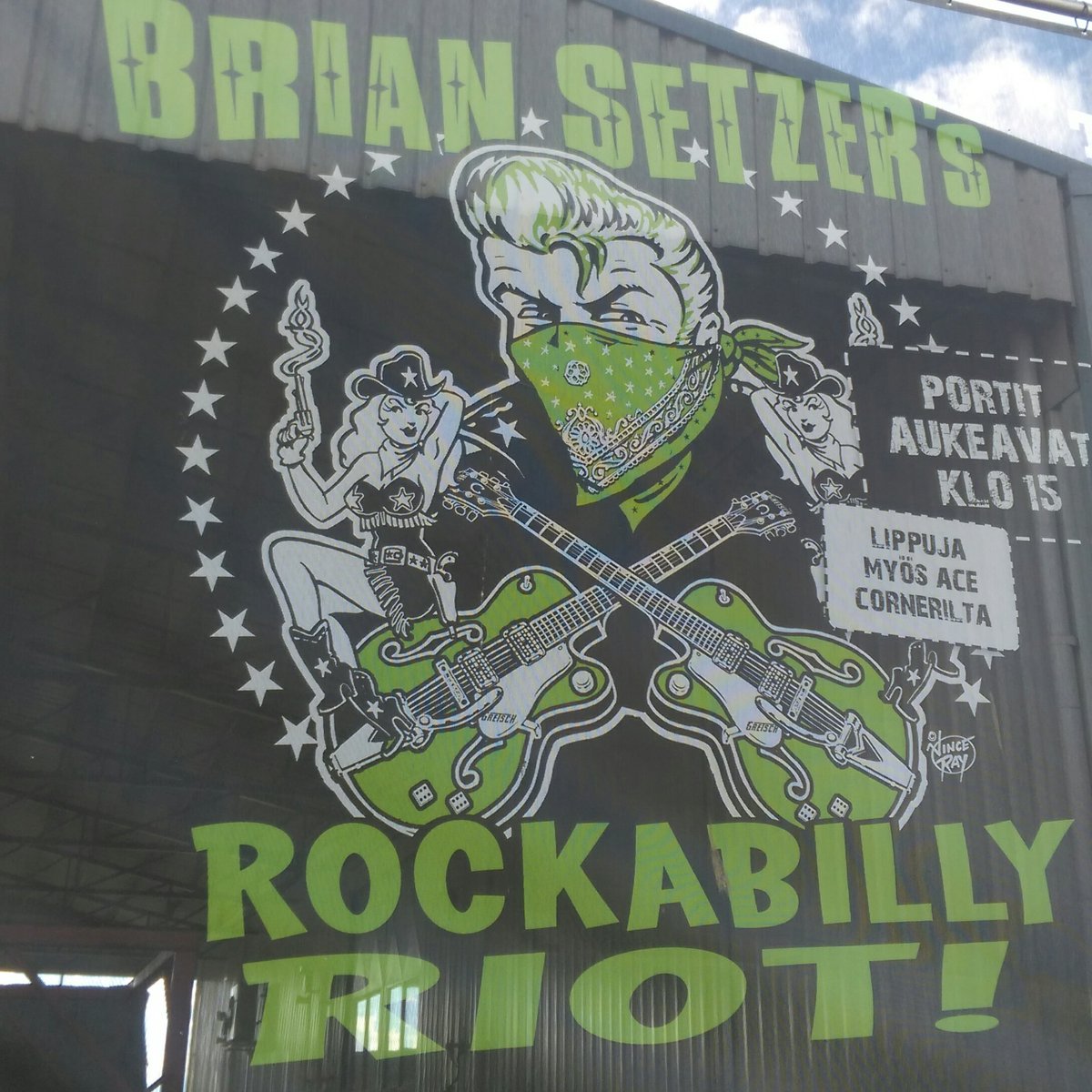 SanttuPV's tweet photo. Tämmösissä tsembaloissa! Autoja oli tienvarret piukassa jo hyvän matkaa ennen satama-aluetta. #Lahti #acecorner #RockabillyRiot https://t.co/BPa0XcuZq9